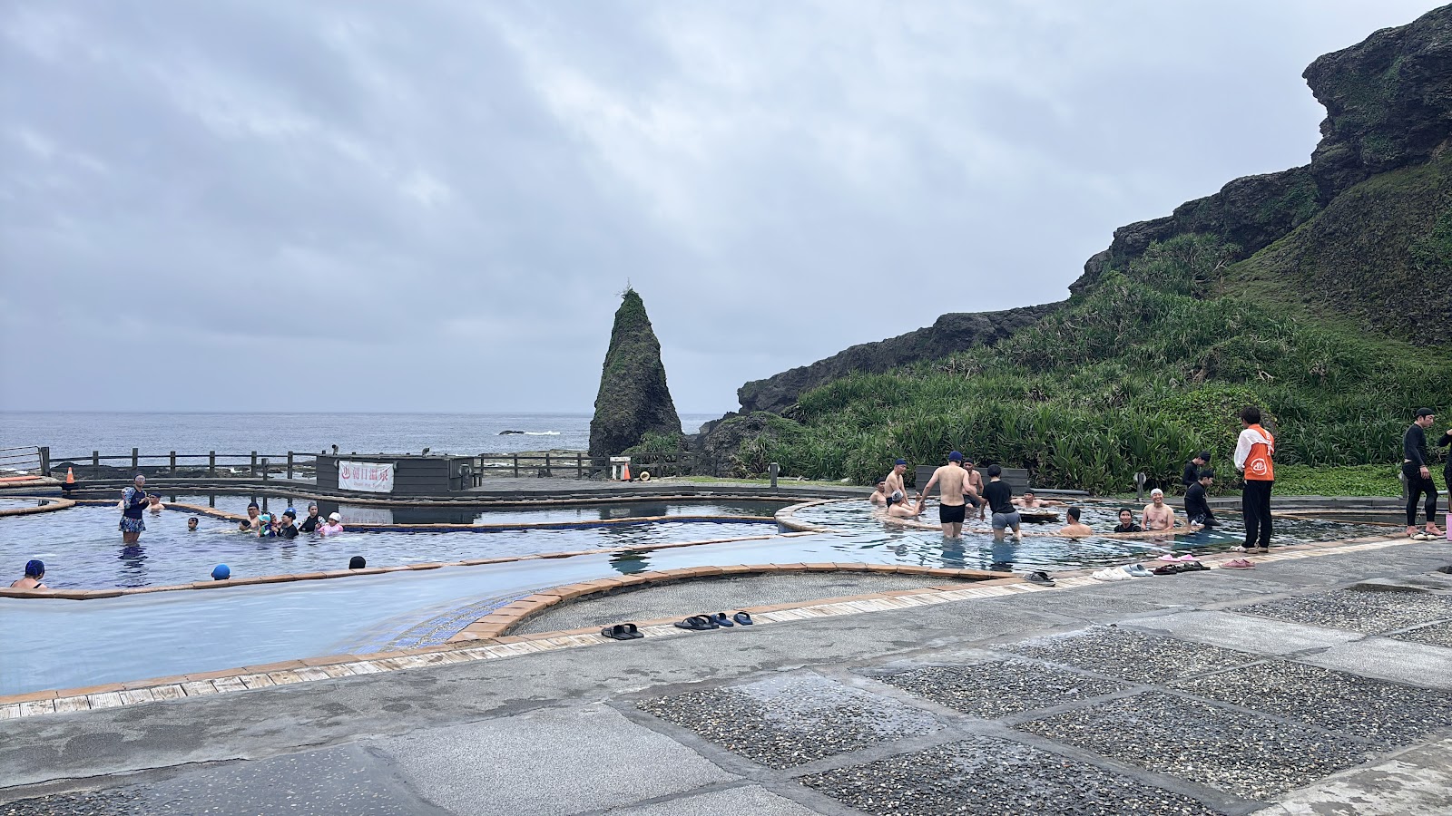 朝日溫泉露天鹽泉池遊客泡湯
