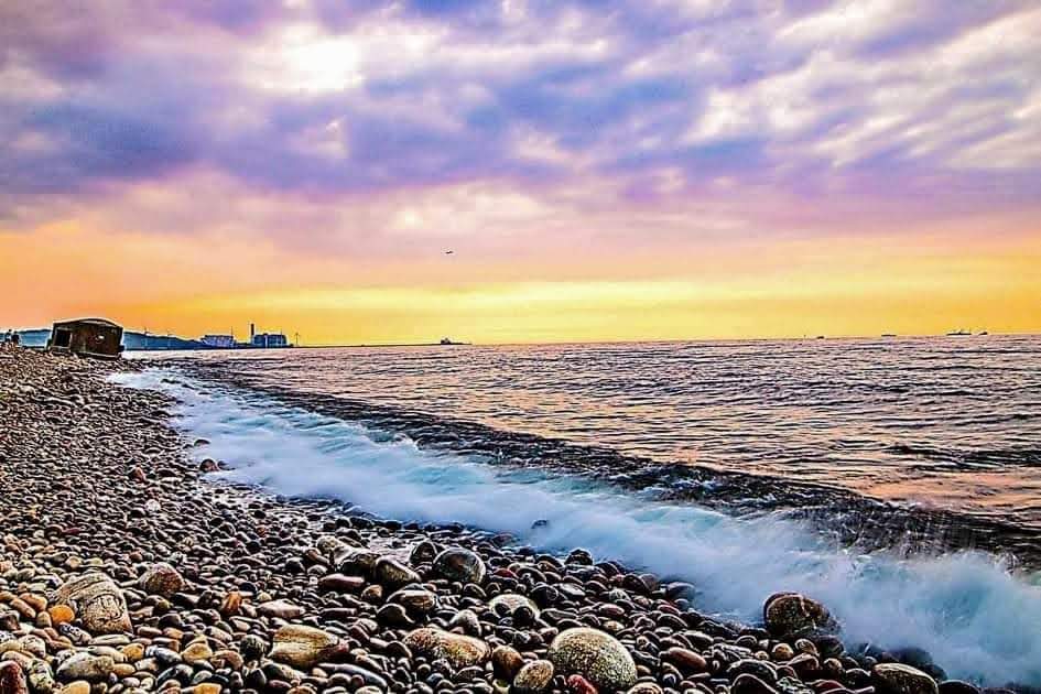 鵝卵石海灘與黃昏海岸景色