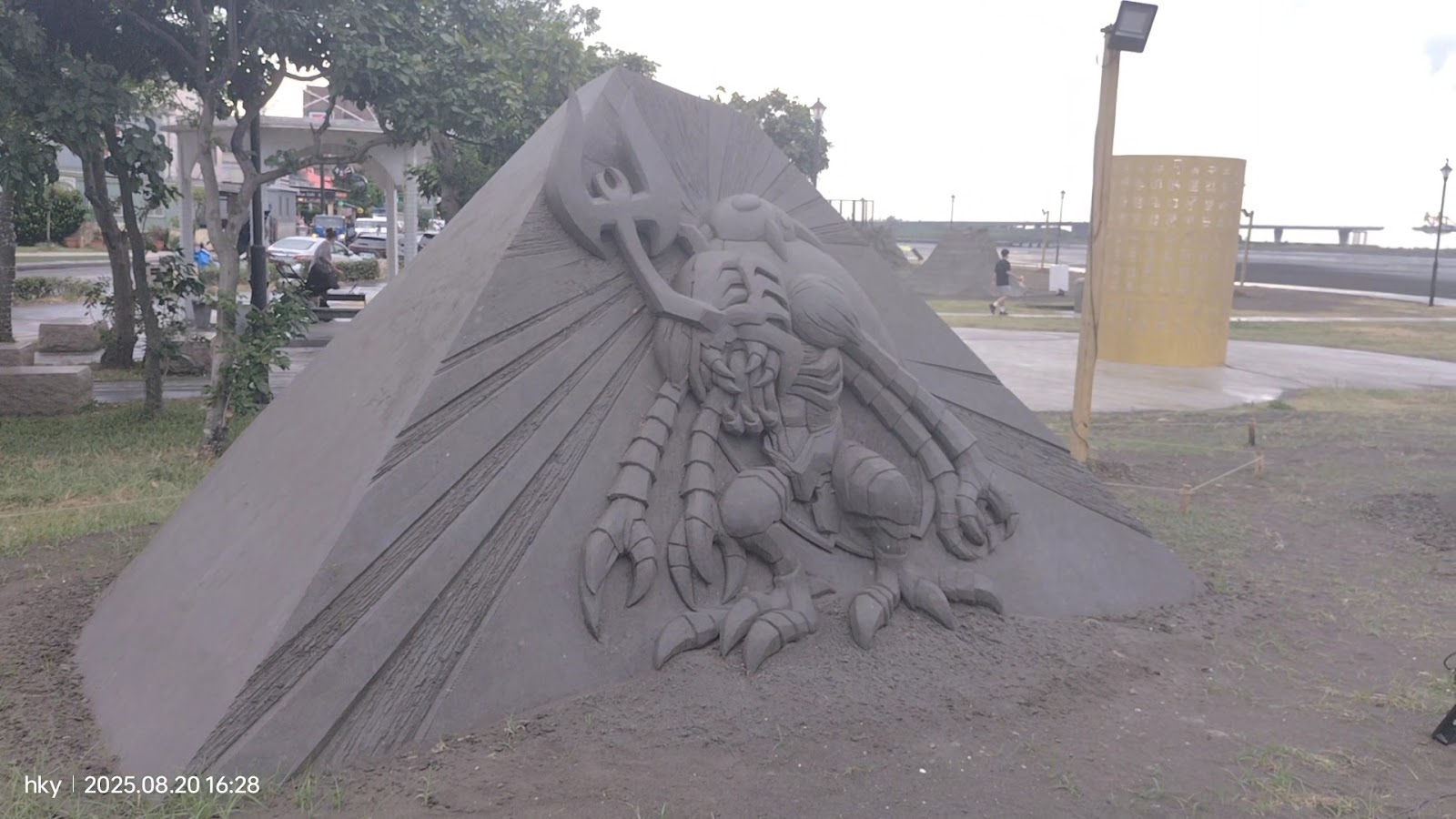 八里左岸公園砂雕藝術，大型昆蟲蠍子造型砂雕，後方可見河岸步道