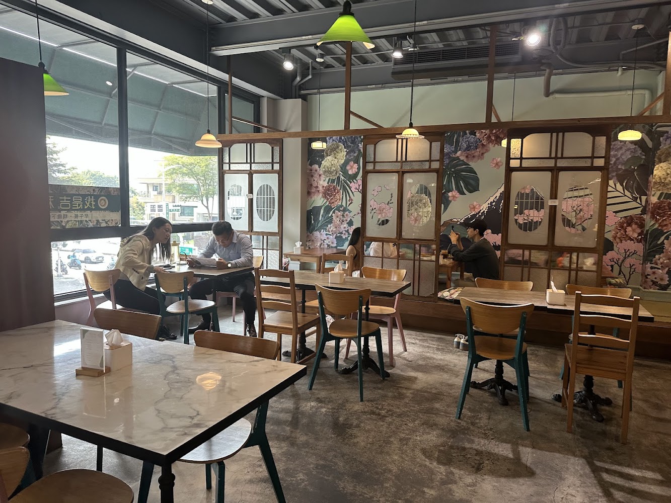 找是吉和食珈琲店內大型落地窗與木質桌椅空間