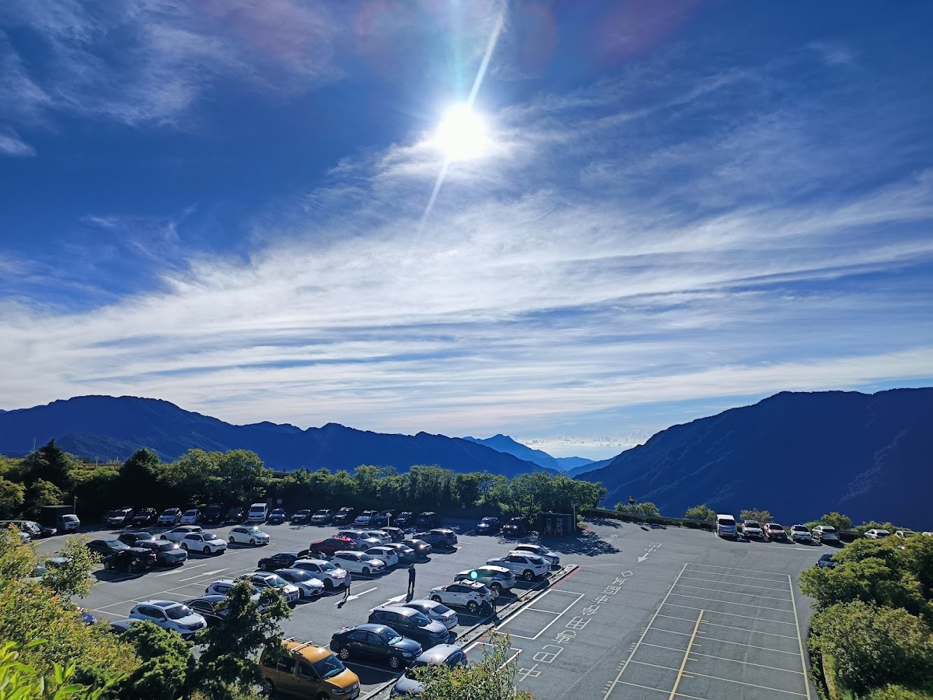 合歡山管理站小風口下停車場藍天下的車位與山景