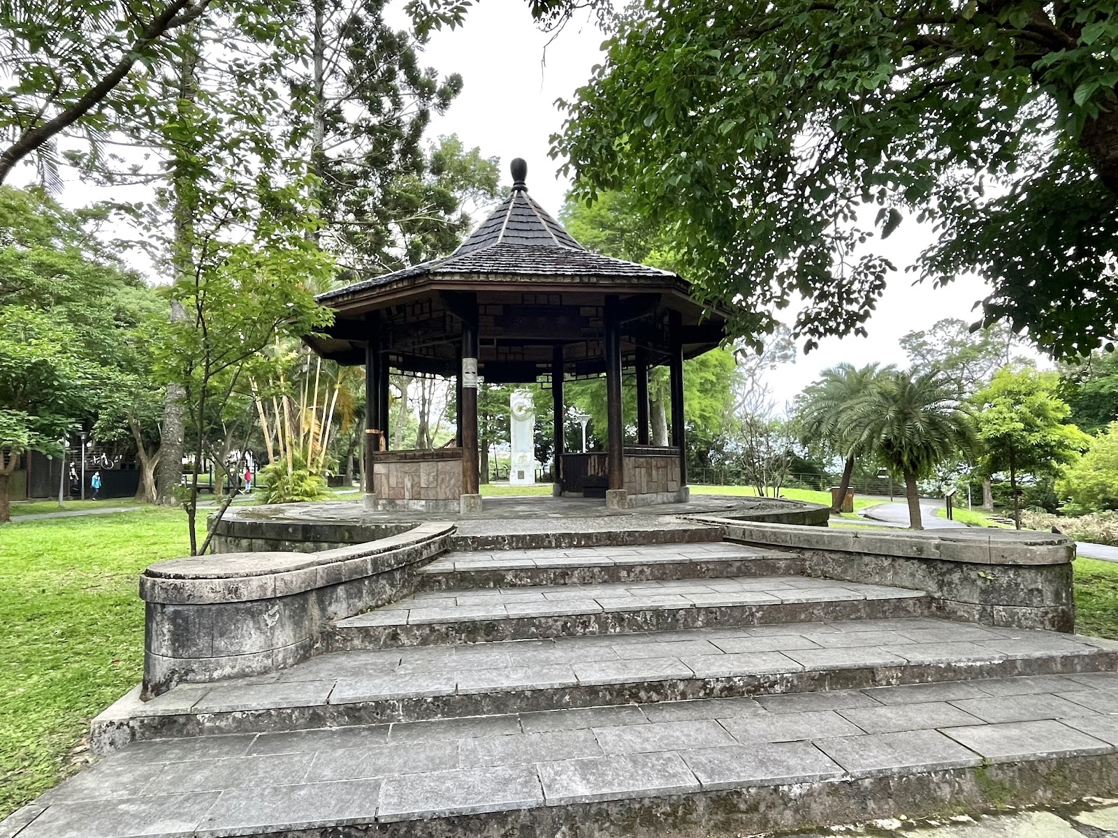 大溪中正公園八角涼亭，石階梯環繞，綠樹成蔭，清幽宜人