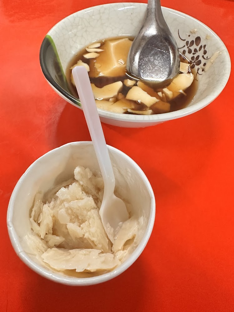 豆花與剉冰兩碗甜品，適合夏天消暑