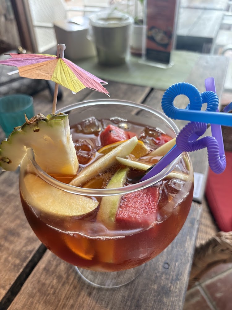 加入水果切片的清爽冰飲與紙傘裝飾