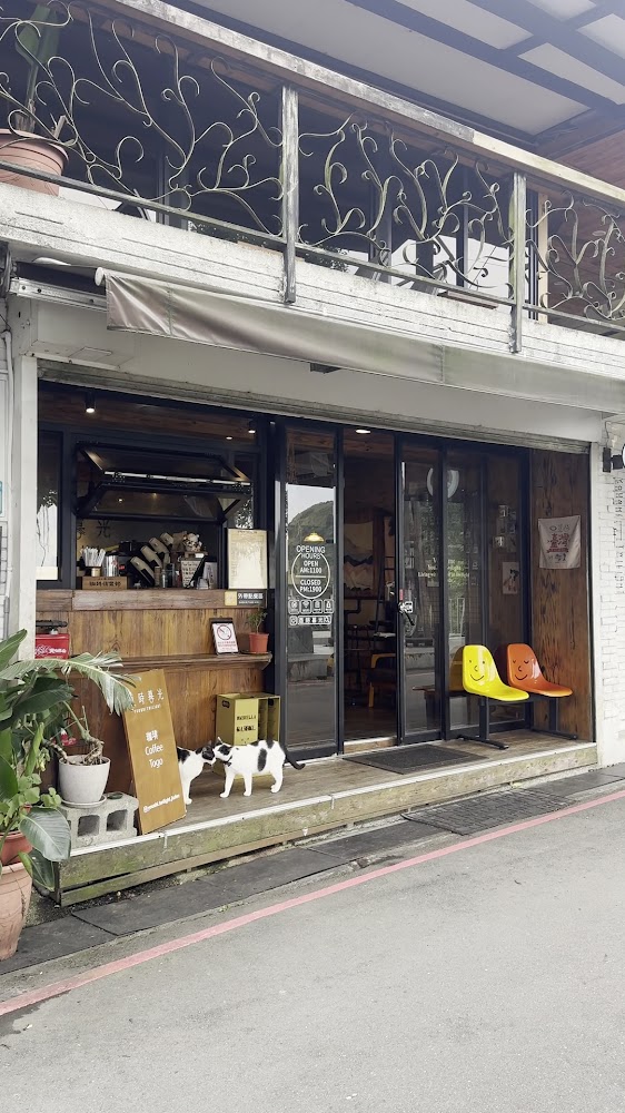 門口有貓咪的溫馨咖啡館外觀