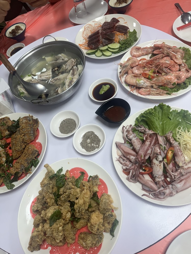 過嶺生猛海鮮館滿桌海鮮料理