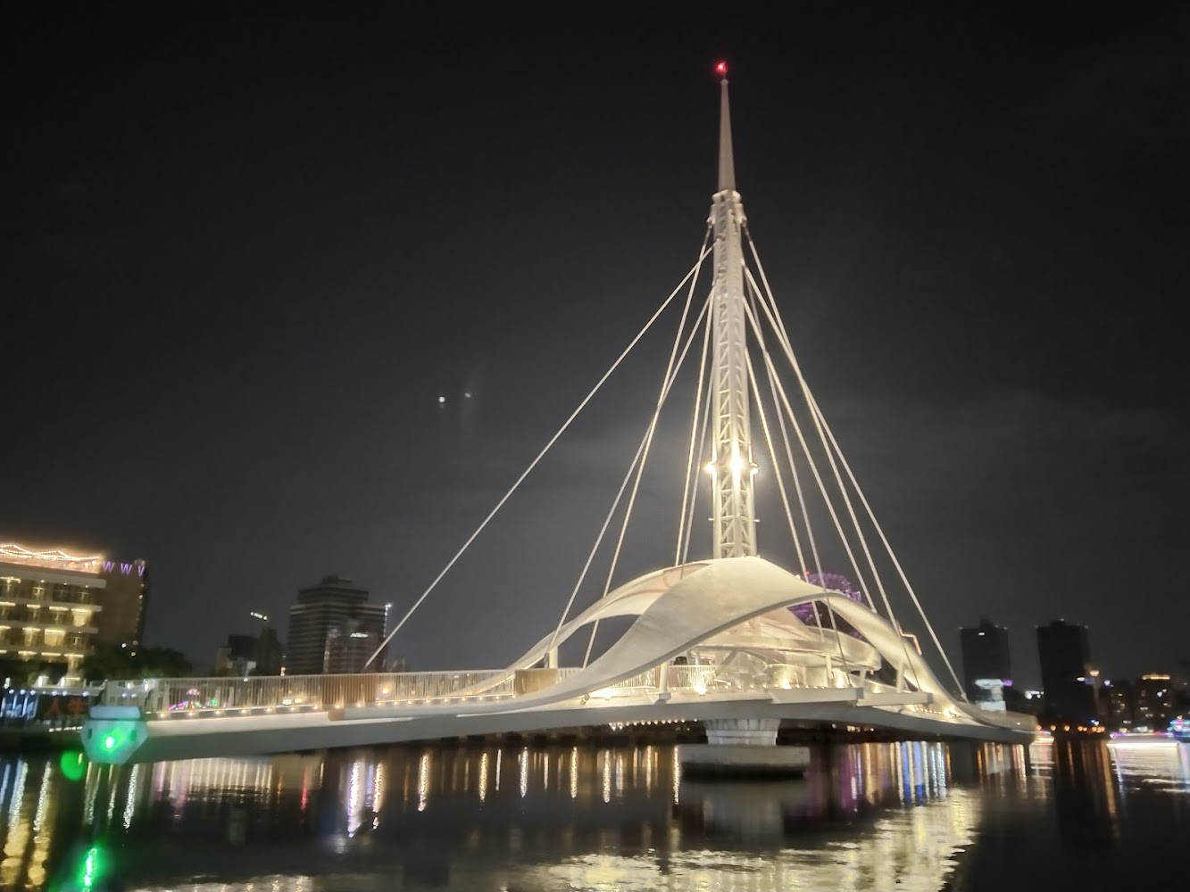 蓬萊倉庫群附近夜晚的大港橋美景