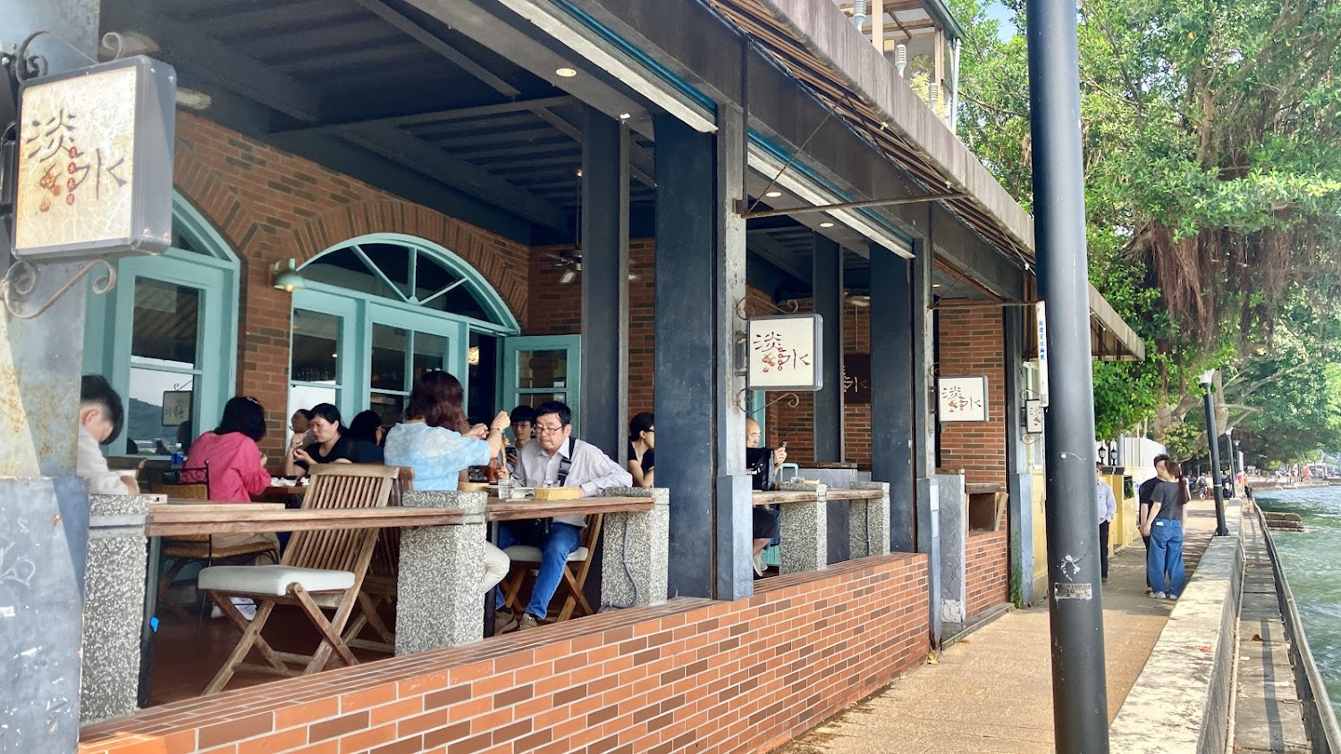 蜂蜜鬆餅擺放在藍色圖案盤子上，旁邊附奶油與蜂蜜醬