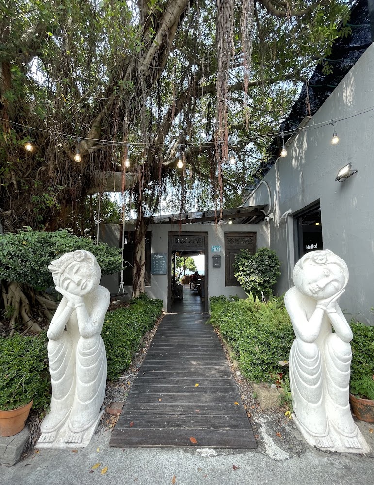 樹蔭下建築入口與白色雕像