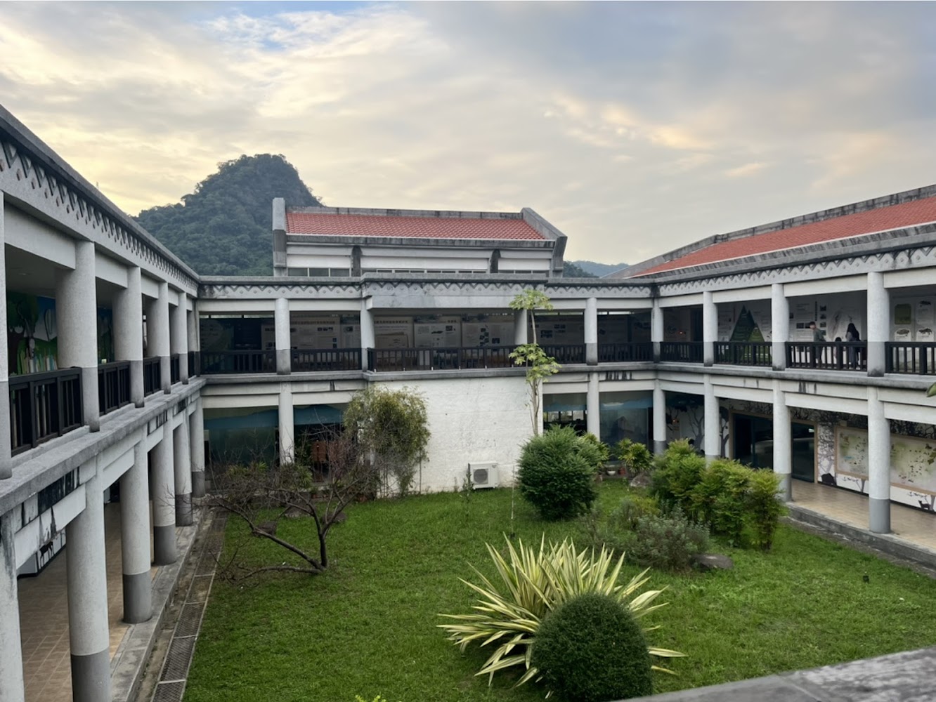 兩層樓中庭建築與草地植栽