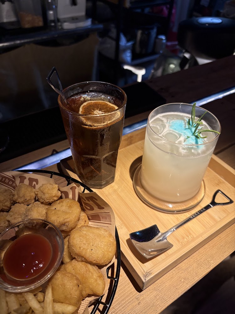 兩杯特色飲品與雞塊薯條拼盤，適合朋友聚會分享