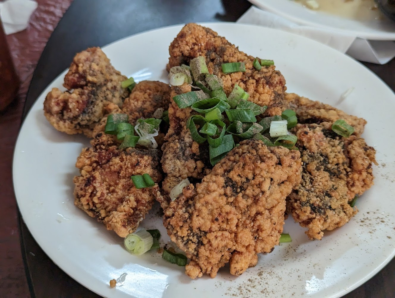金黃炸物撒上蔥花