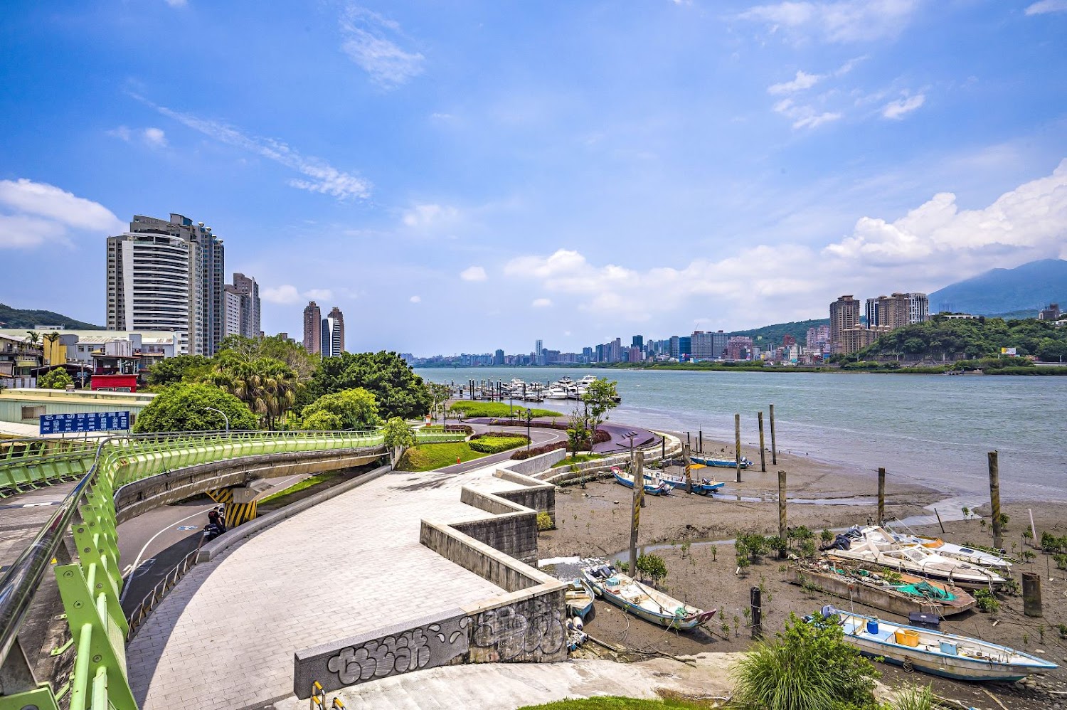 關渡橋頭河畔城市風光與船隻