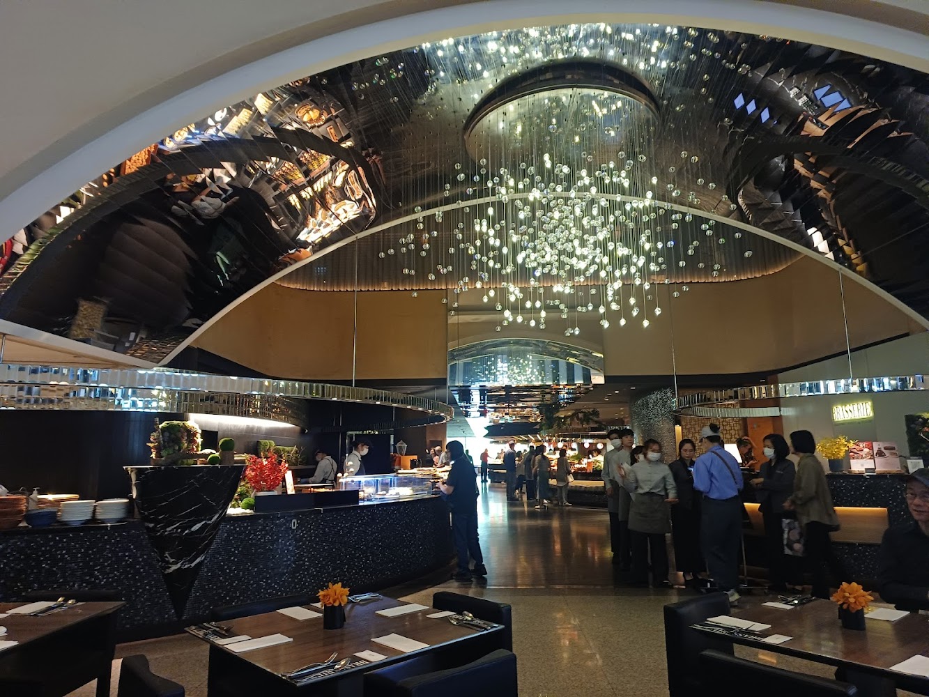 栢麗廳現代挑高餐廳空間，吊燈華麗且排隊動線清楚