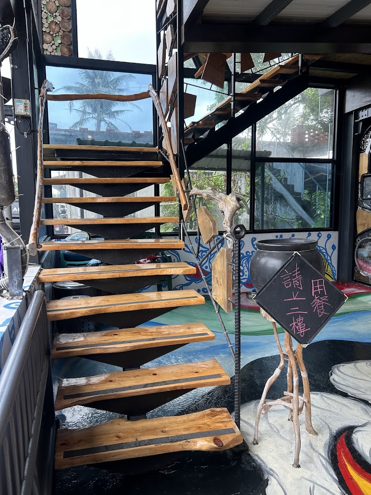 用餐請上二樓樓梯與告示