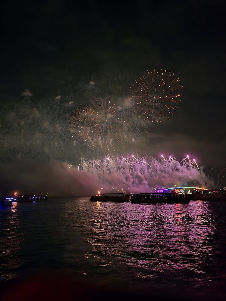 夜晚河面與岸邊倒映煙火的澎湖花火節場景