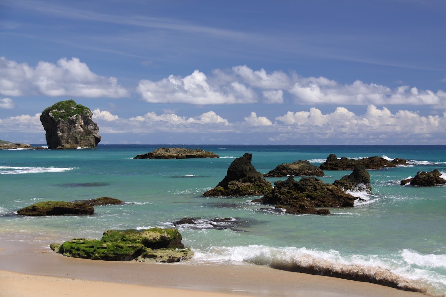 船帆石小沙灘與礁石海景
