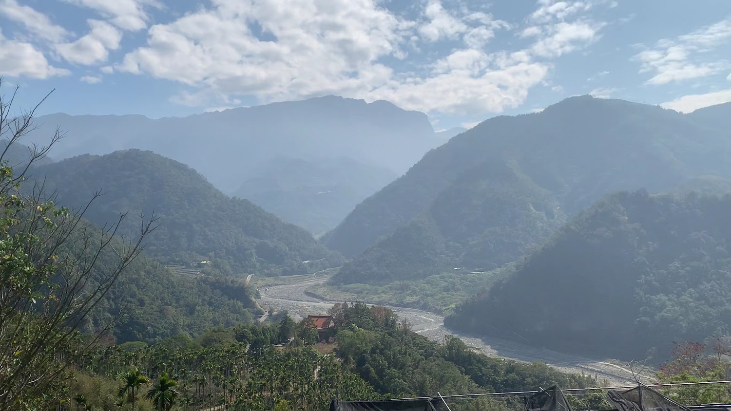草嶺山谷遠景與河流、屋舍風光