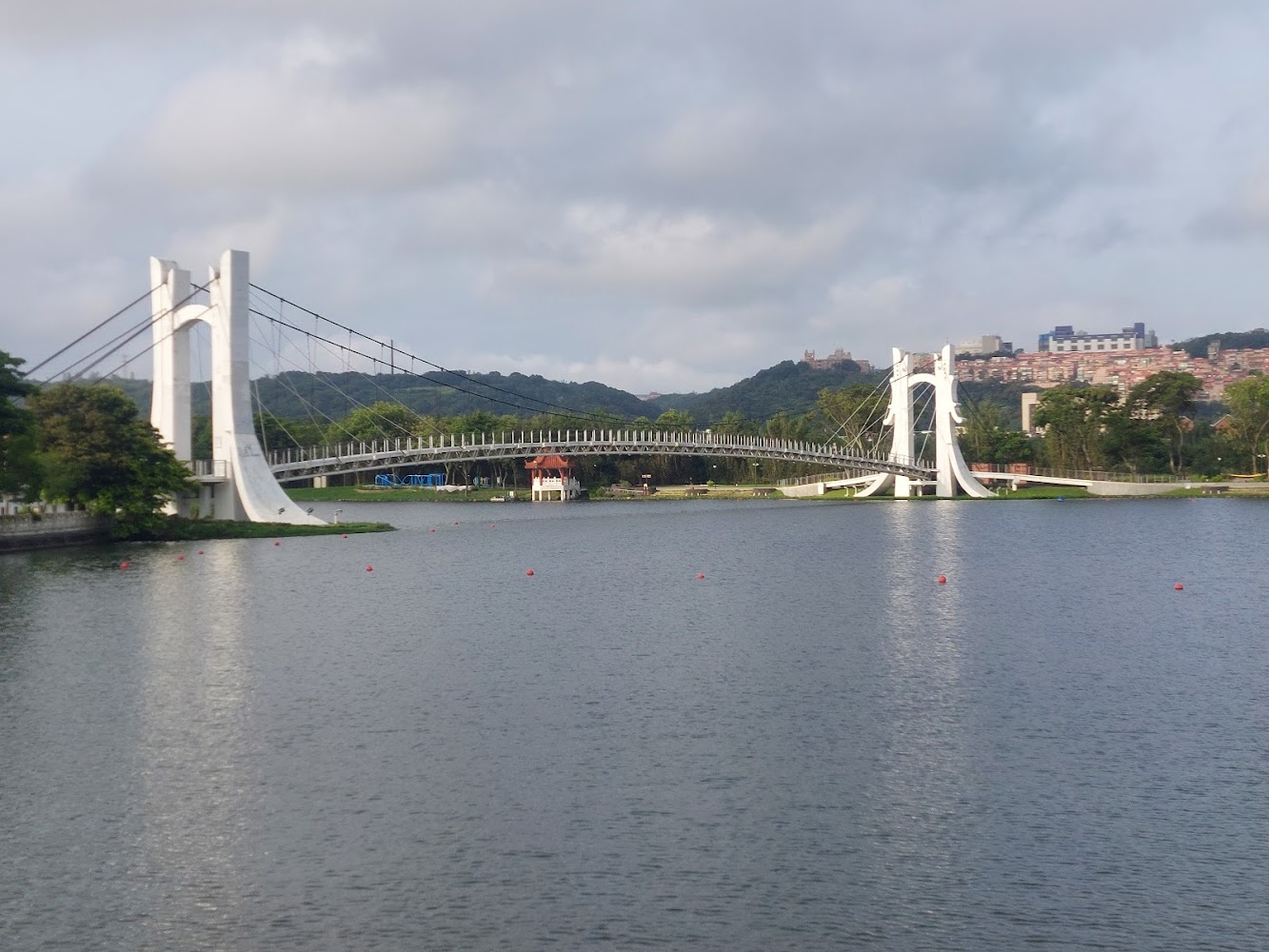 龍潭大池白色吊橋跨越湖面景色