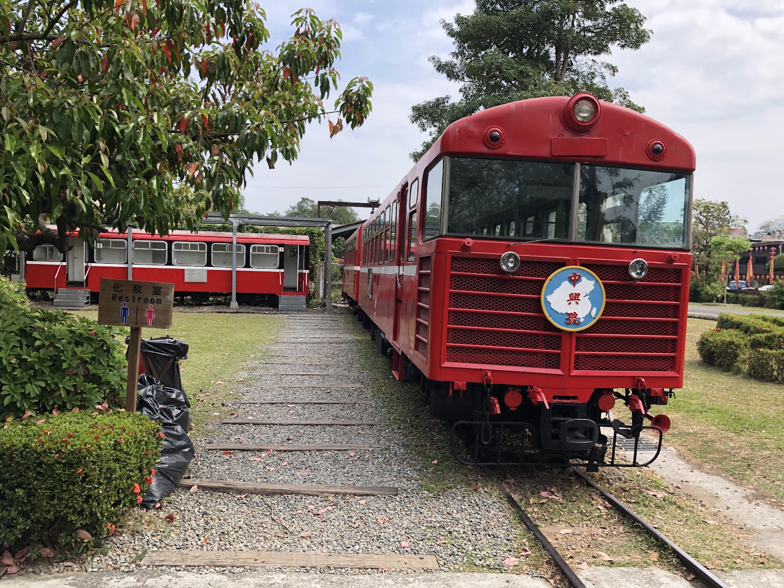 阿里山森林鐵路老火車頭停靠在車庫，紅色車身鮮豔奪目