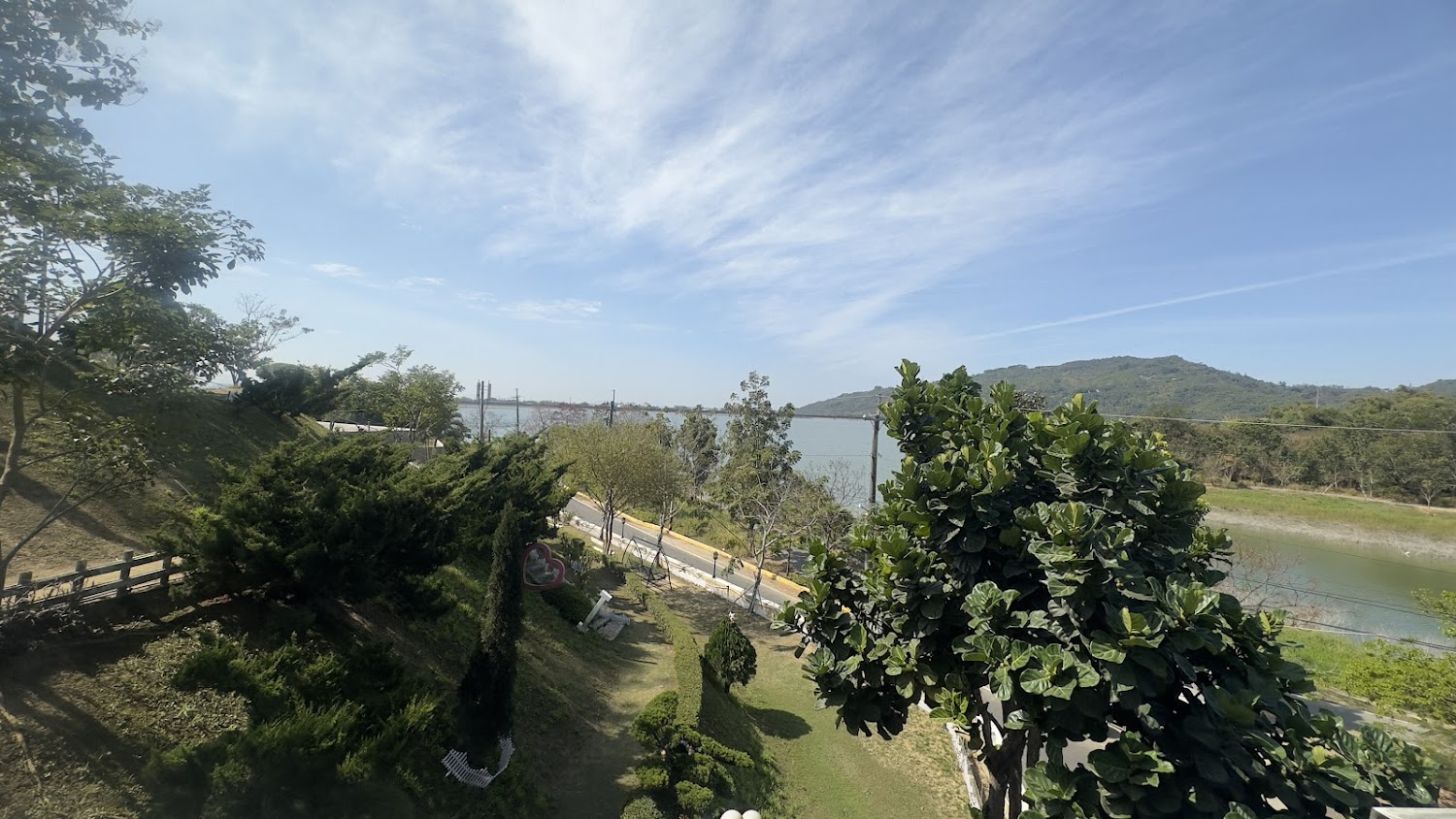沃野山丘餐廳周邊藍天樹景與山丘河道