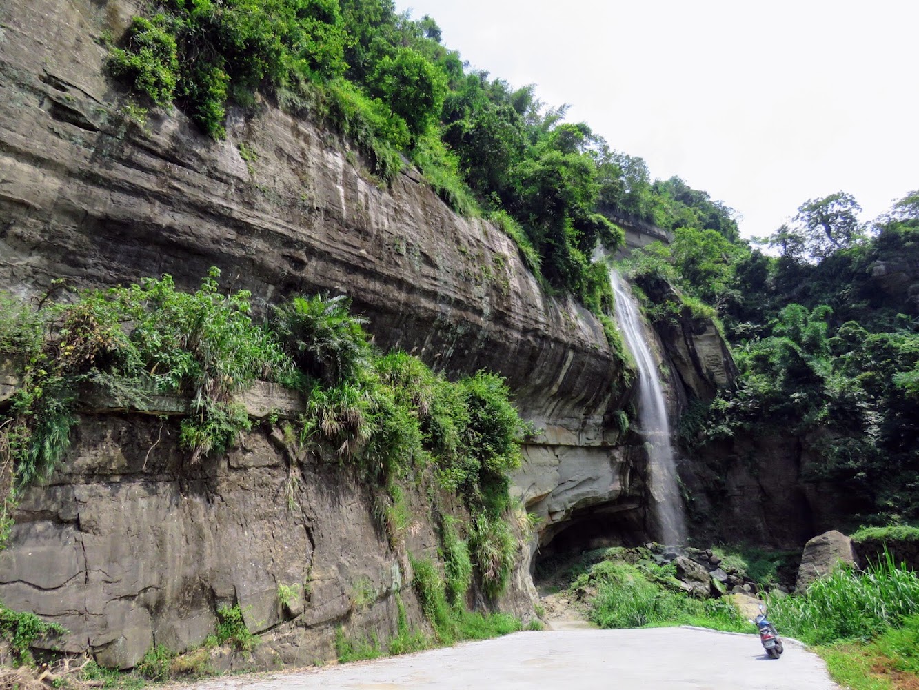 草嶺峭壁與瀑布公路景色