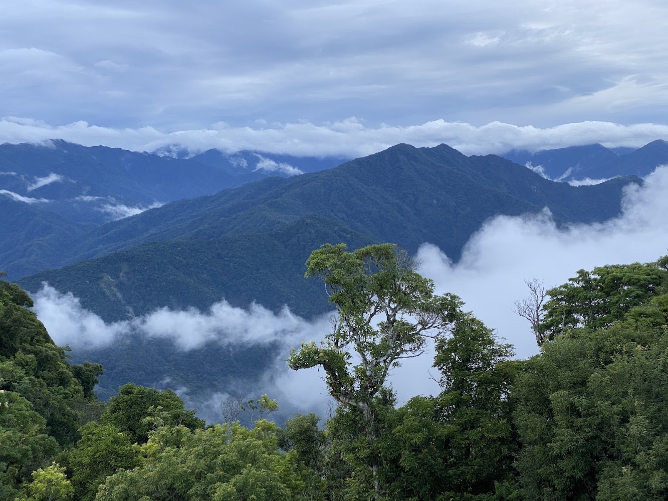 太麻里層層山巒與雲霧景色