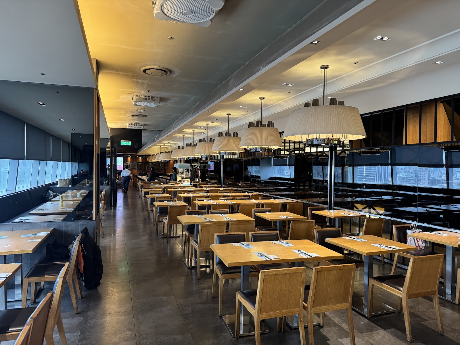 饗食天堂台中店寬廣用餐區木椅餐桌現代吊燈落地窗