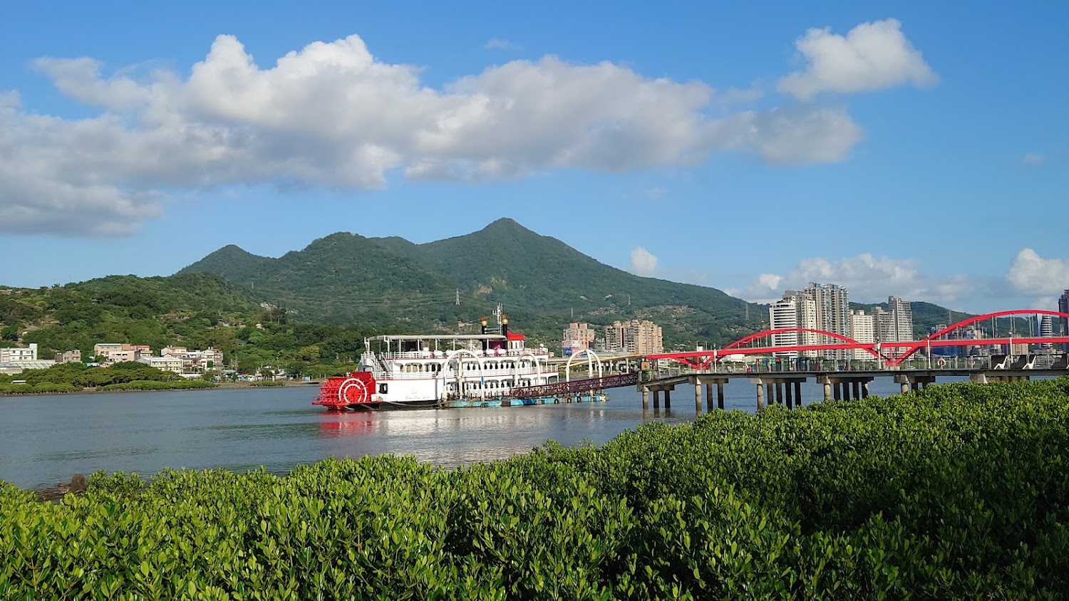 青山紅橋河面與復古船的關渡景色