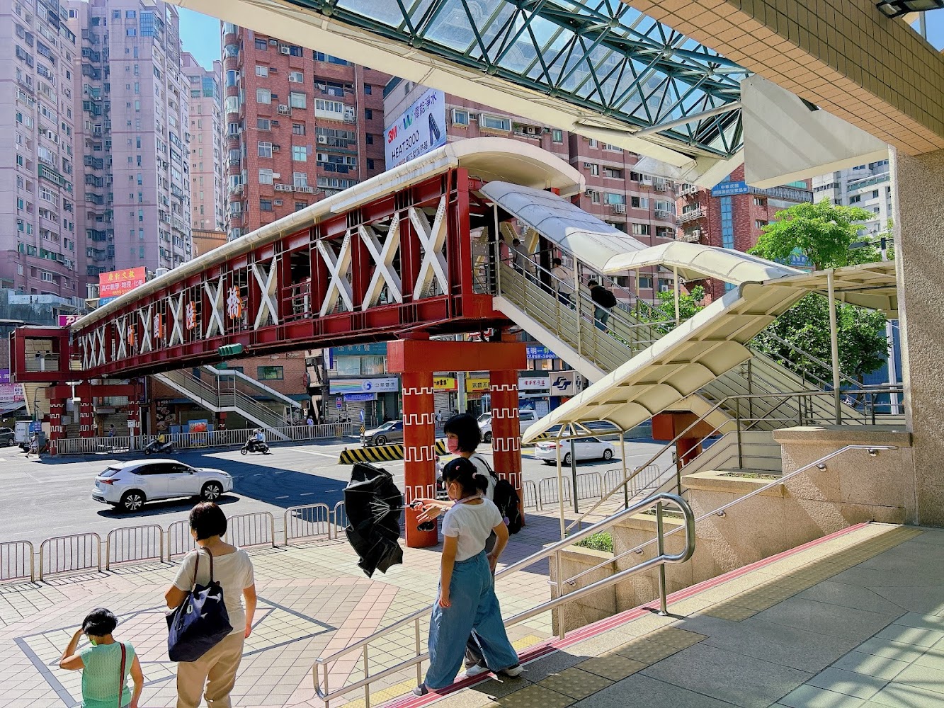 竹圍站周邊天橋與市區街景