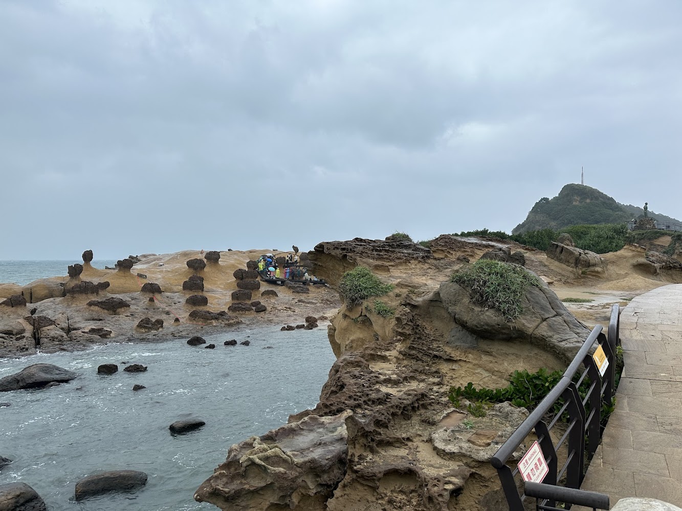 野柳海蝕岩石地形與沿岸步道山丘海景