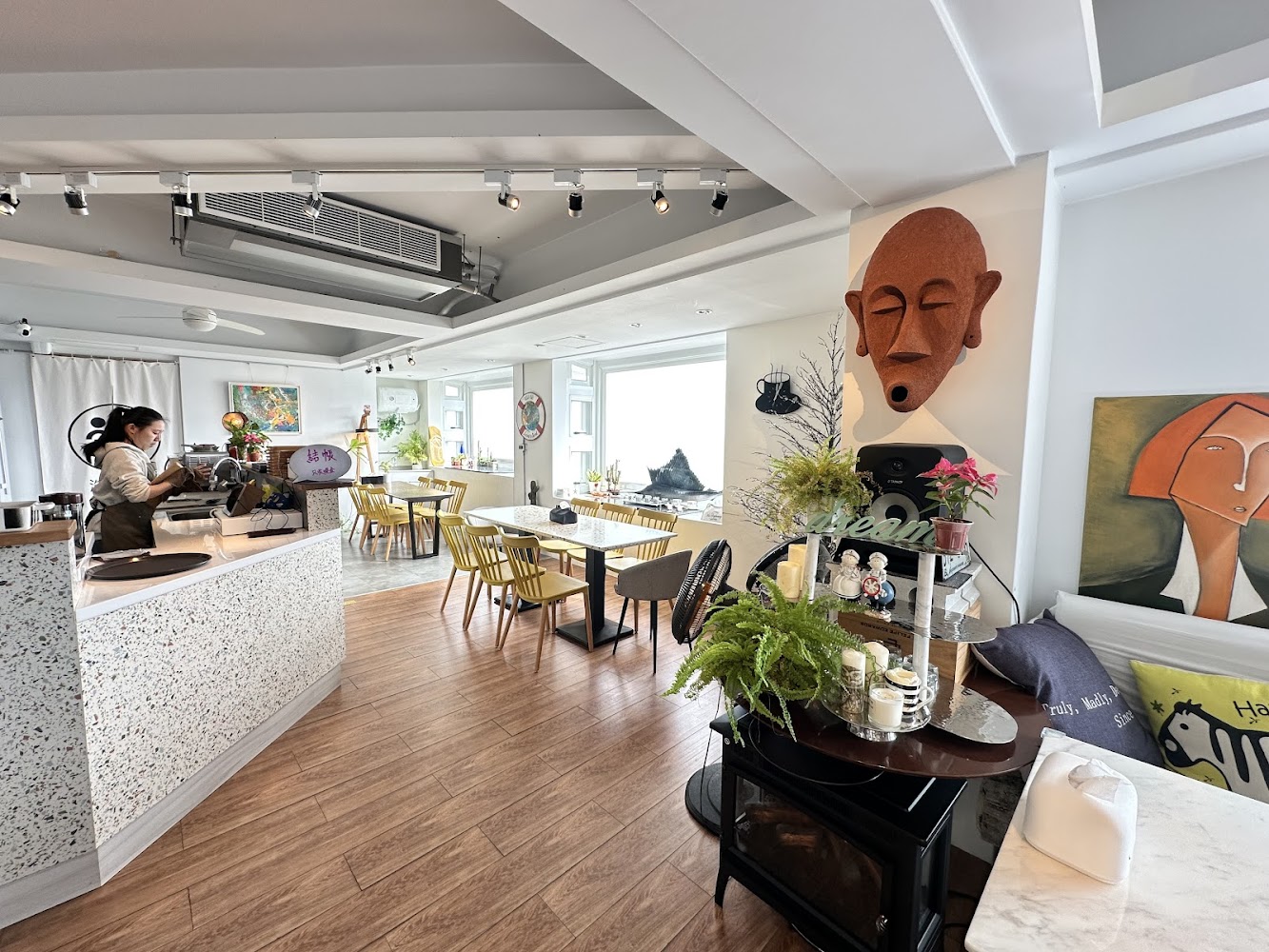海上日出海洋咖啡藝術感 interior 與工作吧檯