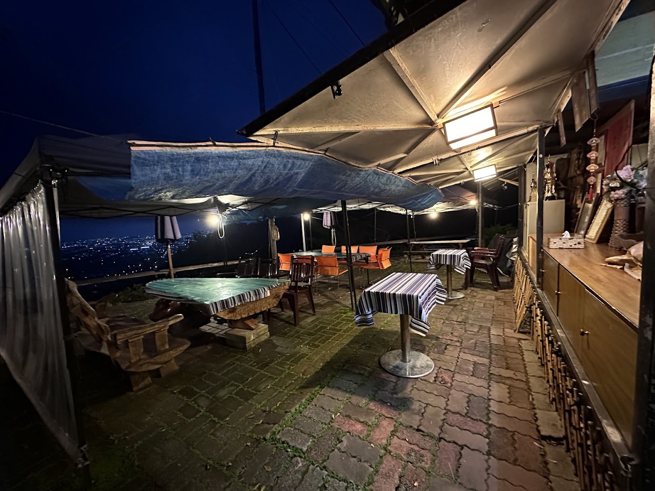 戶外露天餐廳與夜景燈光環境