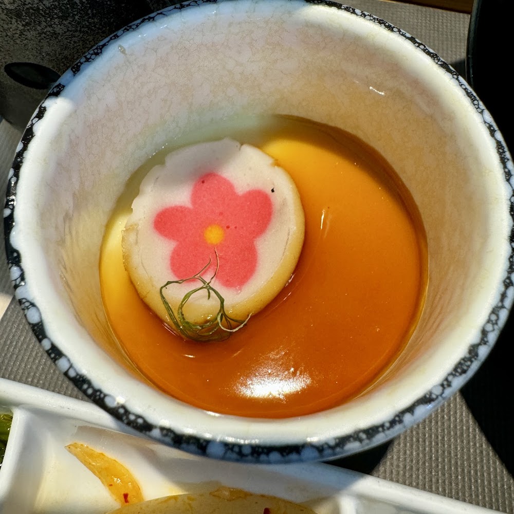 日式茶碗蒸，蒸蛋表面有櫻花形魚板與蔥絲