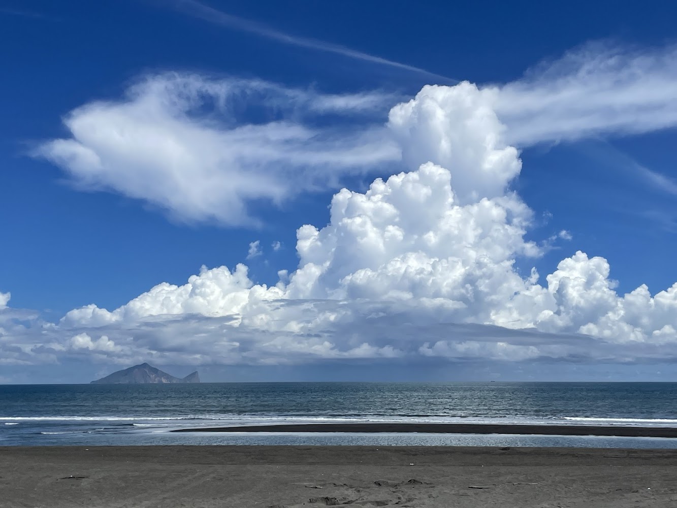 海洋沙灘與遠方小島
