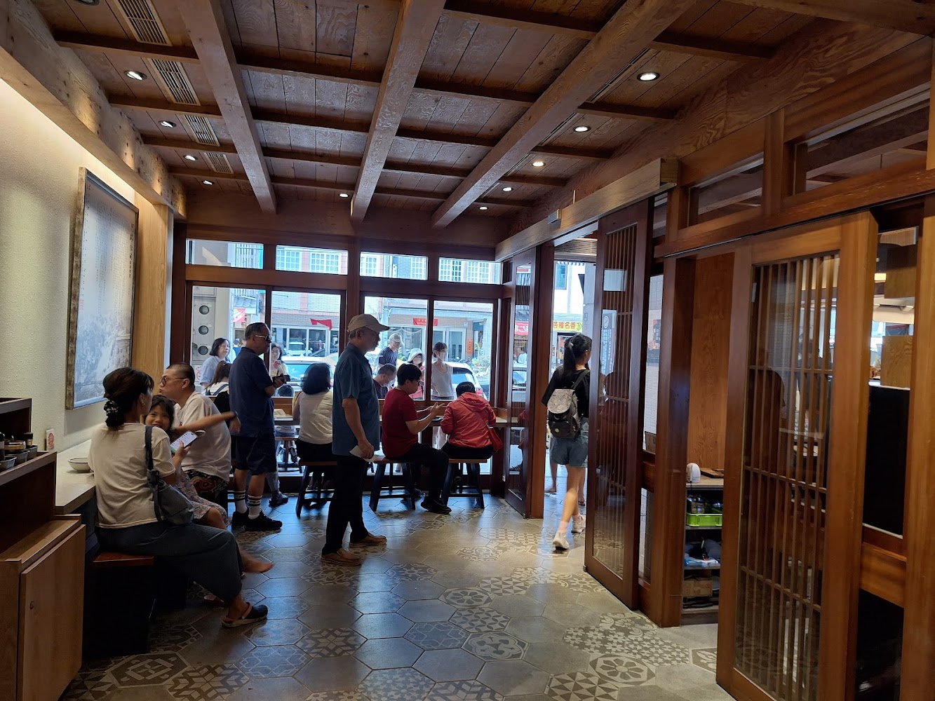 阿娘給的蒜味肉羹店內熱鬧用餐景象