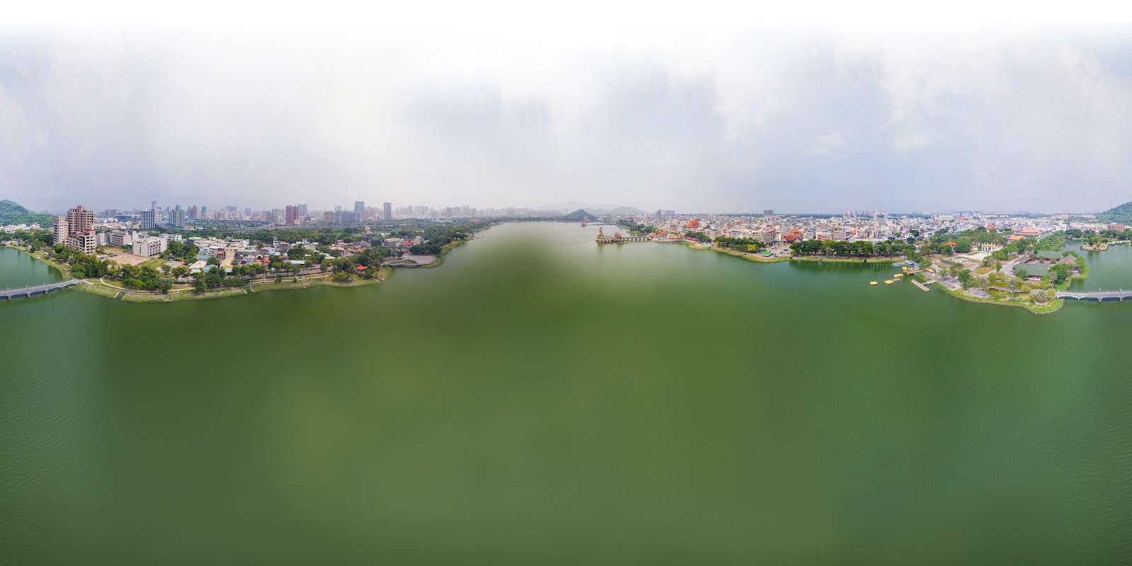 蓮池潭空拍全景，翠綠湖面一覽無遺