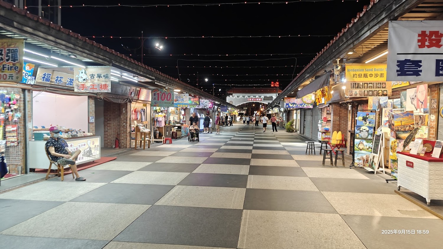 夜晚的東大門夜市街道，兩側攤販林立