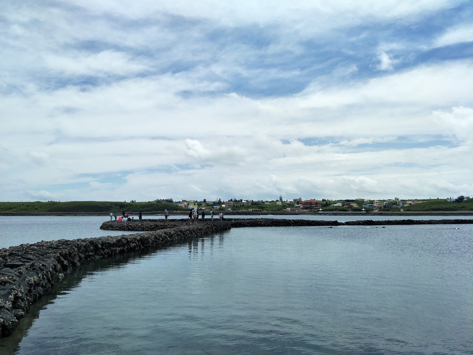 澎湖跨海大橋周邊石堤漁人垂釣海景