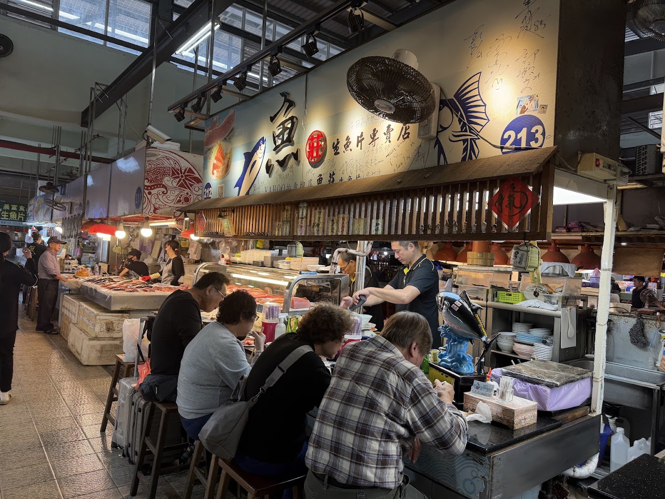 魚莊在華僑市場內的用餐場景與新鮮魚貨展示