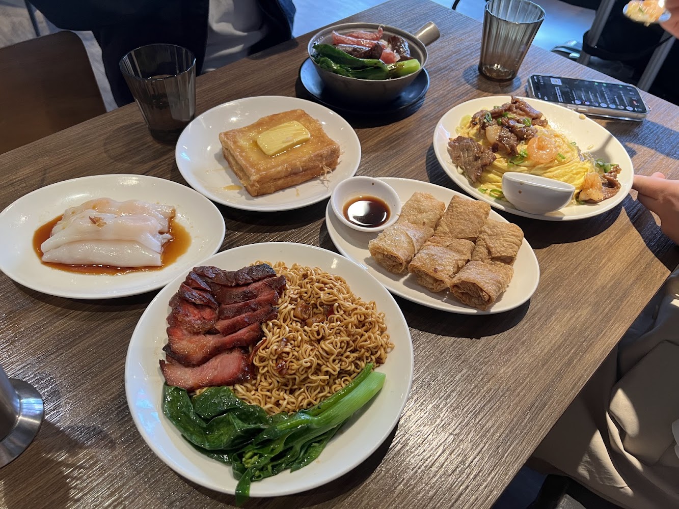 桌上擺滿叉燒撈麵、腸粉、西多士與火鍋等多款餐點