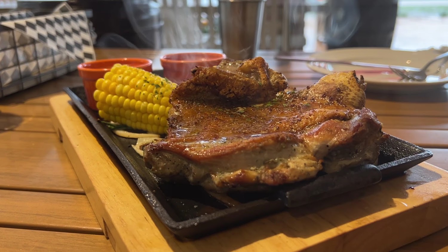 鐵板烤雞腿排餐
