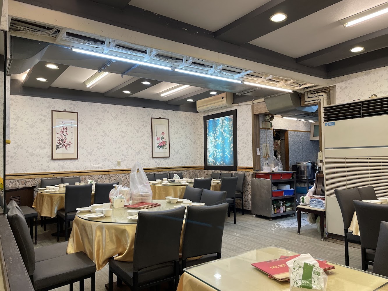 品冠客家小館內部用餐空間
