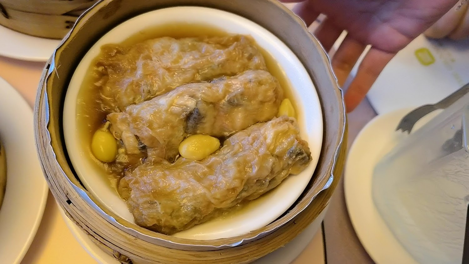 中式點心,主要有三卷腐皮卷,內餡應為豬肉或海鮮,旁邊有幾顆銀杏