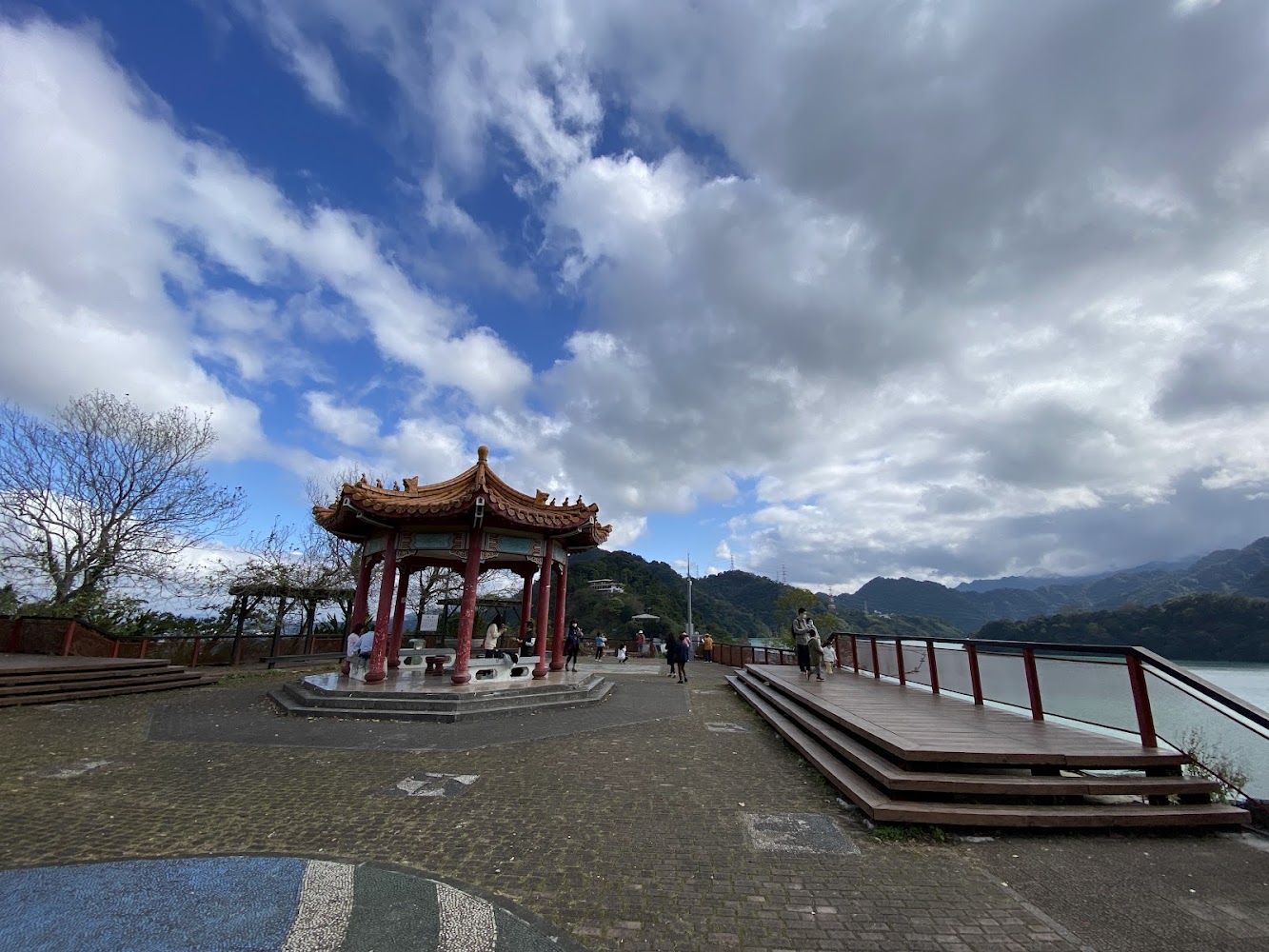 石門水庫湖邊涼亭與步道