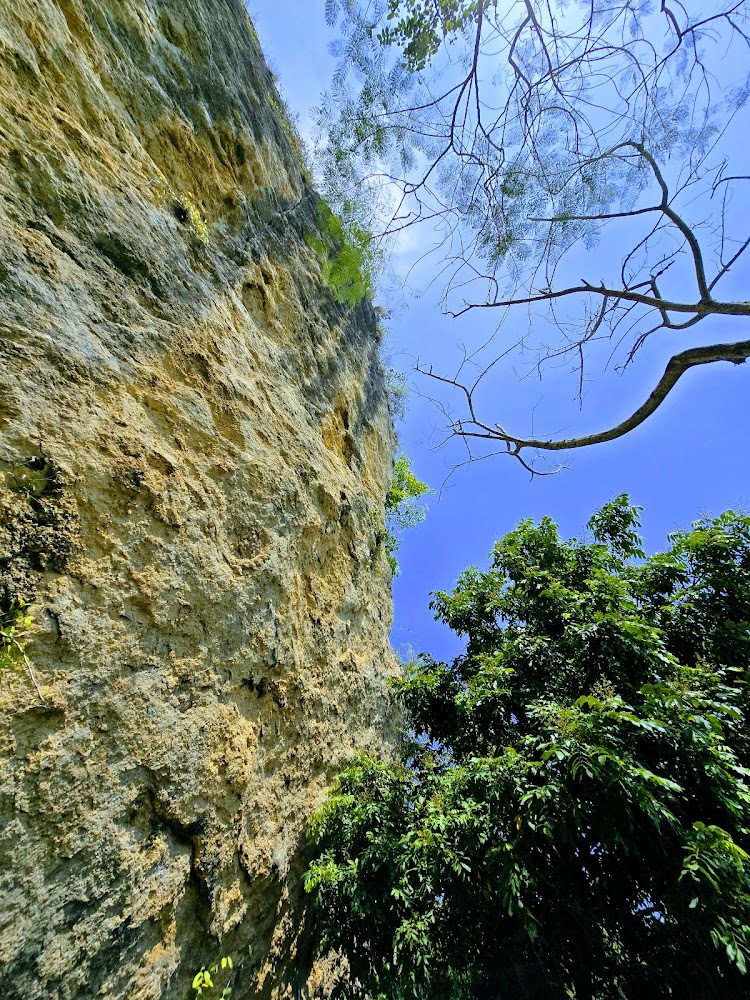 燕巢風景區高聳岩壁