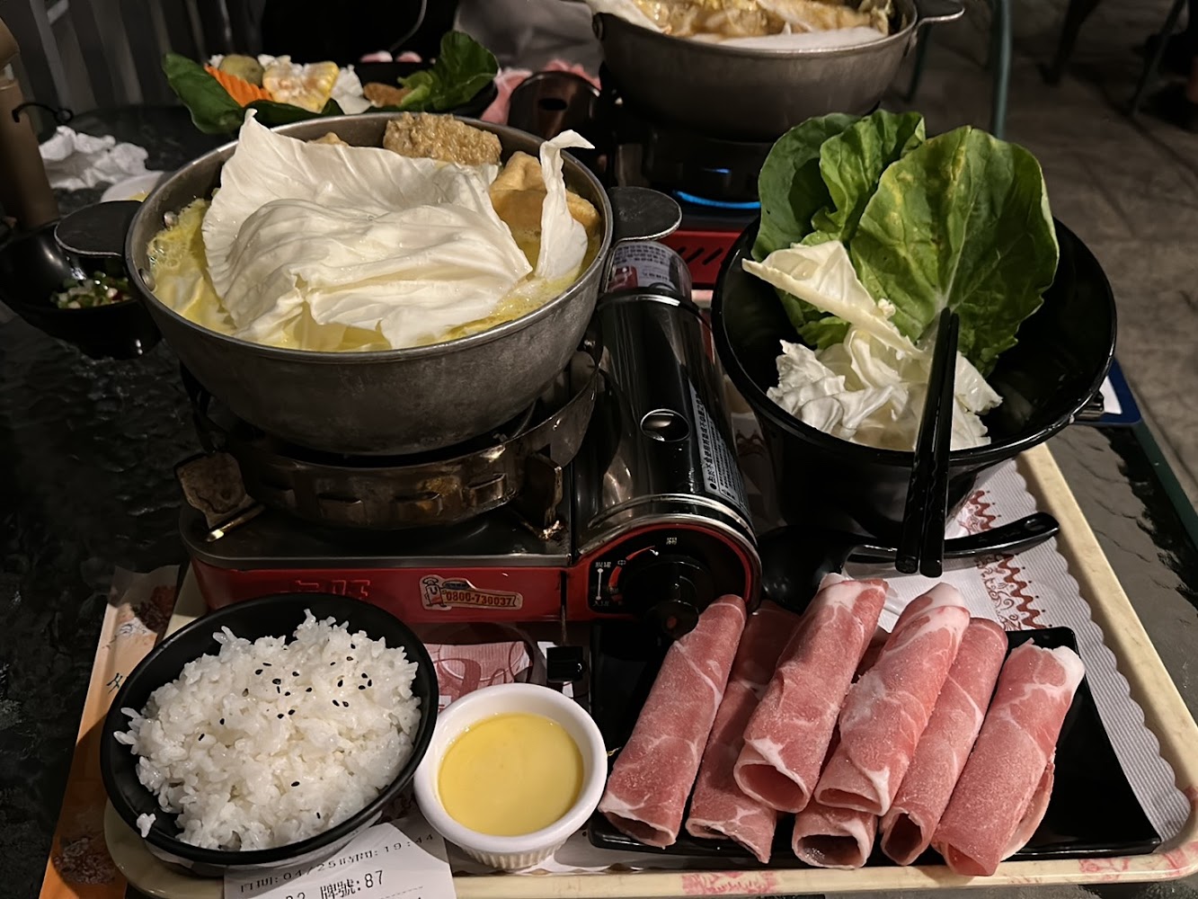 東星屋景觀餐廳個人火鍋套餐與菜盤肉片