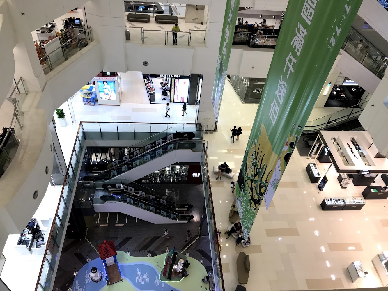 台茂購物中心商場內部多樓層與手扶梯景象