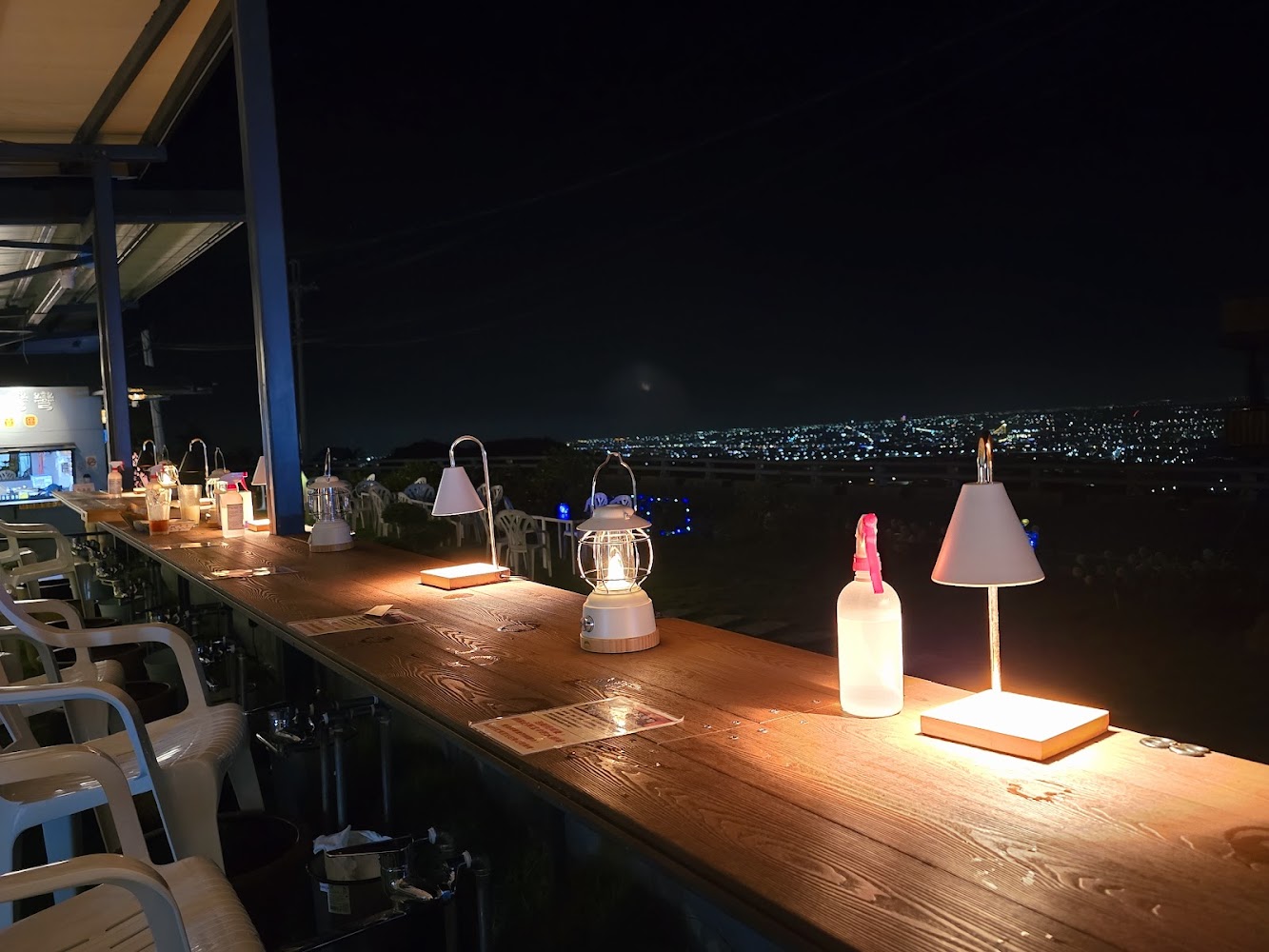 月亮彎彎景觀咖啡高腳椅木桌與夜景