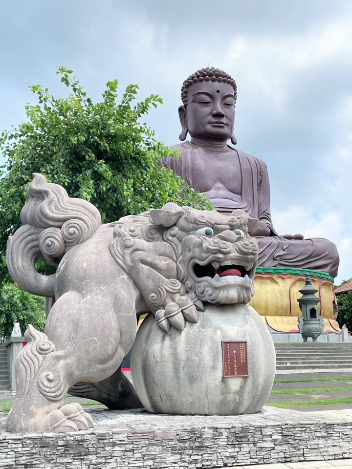 大型坐佛與石獅子雕像